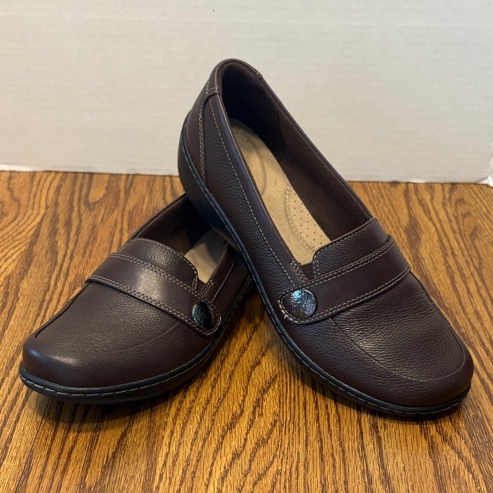 Clarks Collection Cora Daisy Dark Brown Leather Loafers, size 7, EUC, like new